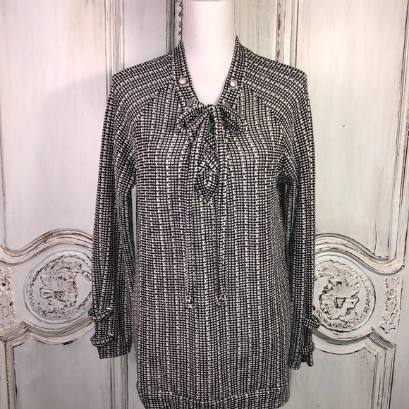Sadie & Sage Black and White Long Sleeve Eyelet Laced Front + Sleeves Pullover - Picture 1 of 11